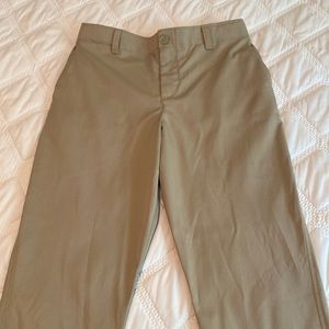 Boys UnderArmour golf pants with adjustable waist in excellent condition